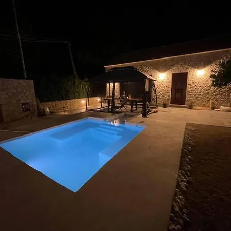 With Pool In Near The Vilă