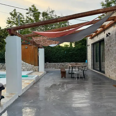 With Pool In Near The Villa Pelekas