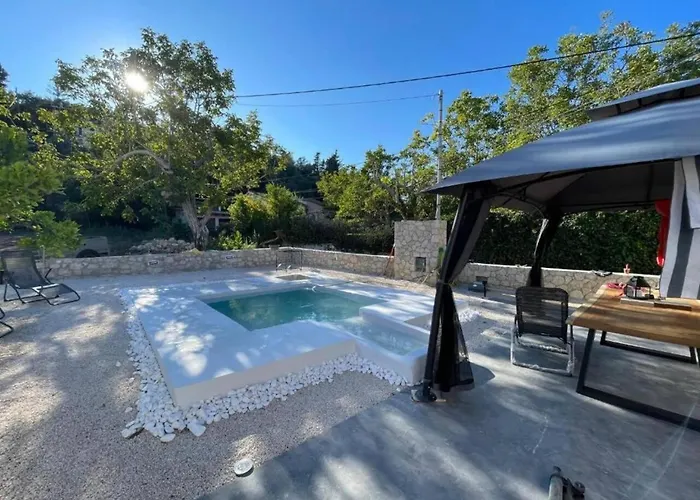 빌라 With Pool In Near The 펠레카스